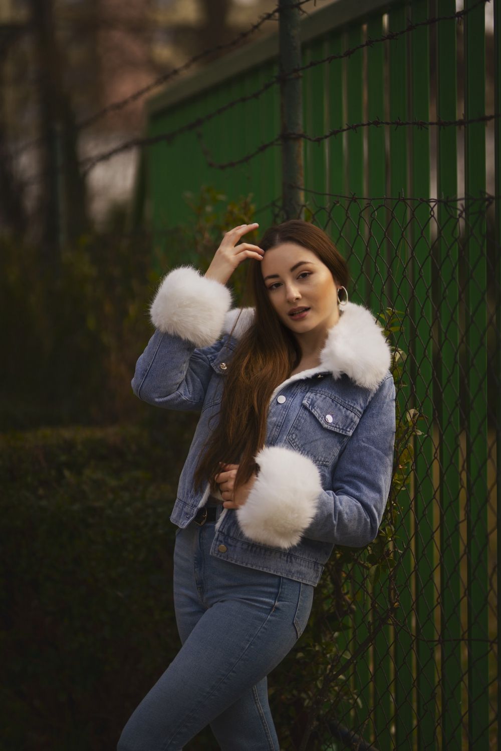 Sivá denimová bunda so sivou kožušinou