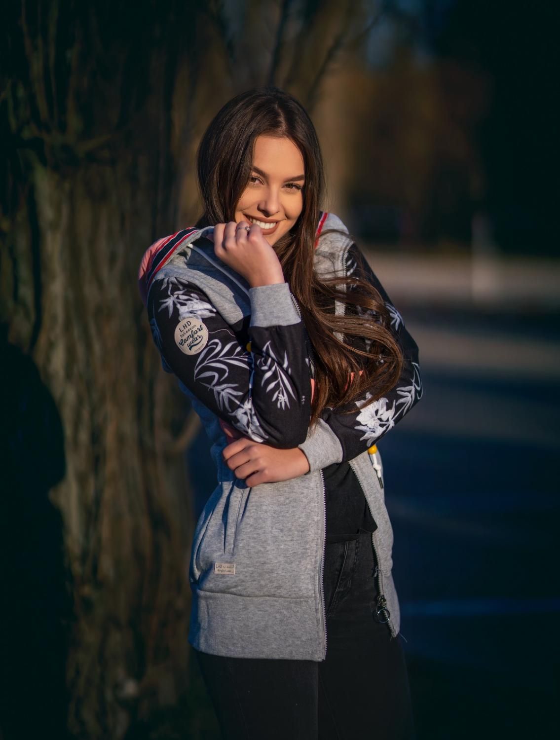 Sivá predĺžená mikina s kvetinovým vzorom