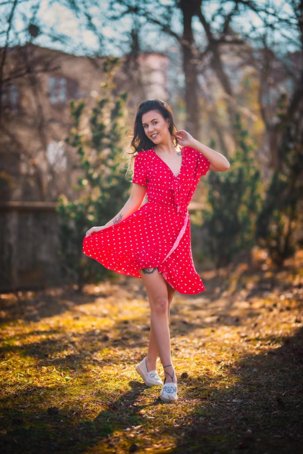 Červené bodkované šaty s volánmi