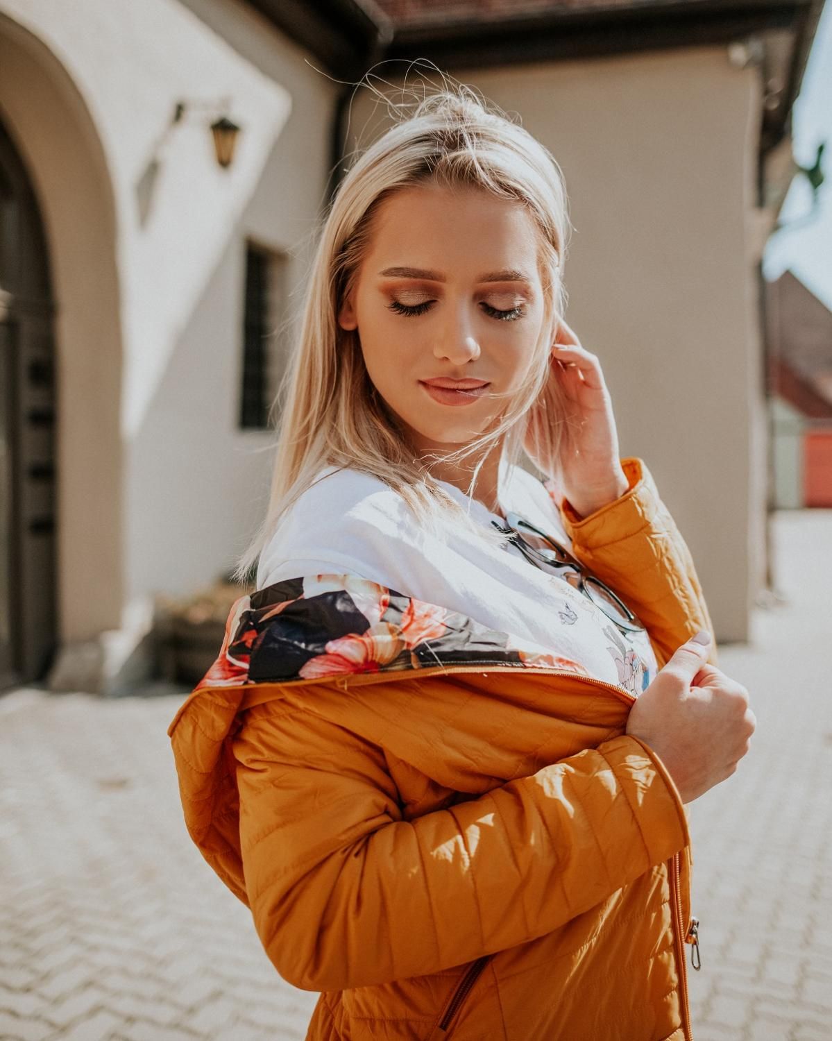 Červená bunda s kvetinovou podšívkou od LHD