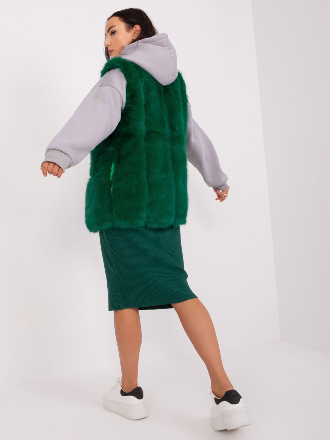 Tmavozelená dámska kožušinová vesta