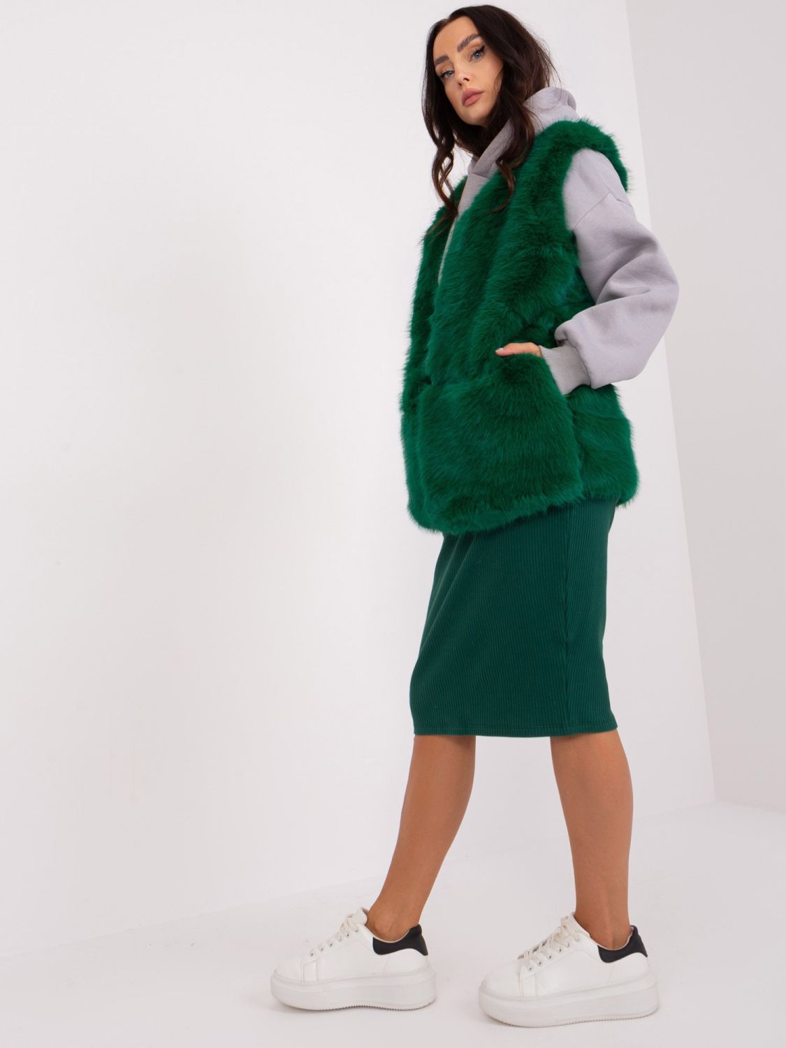 Tmavozelená dámska kožušinová vesta