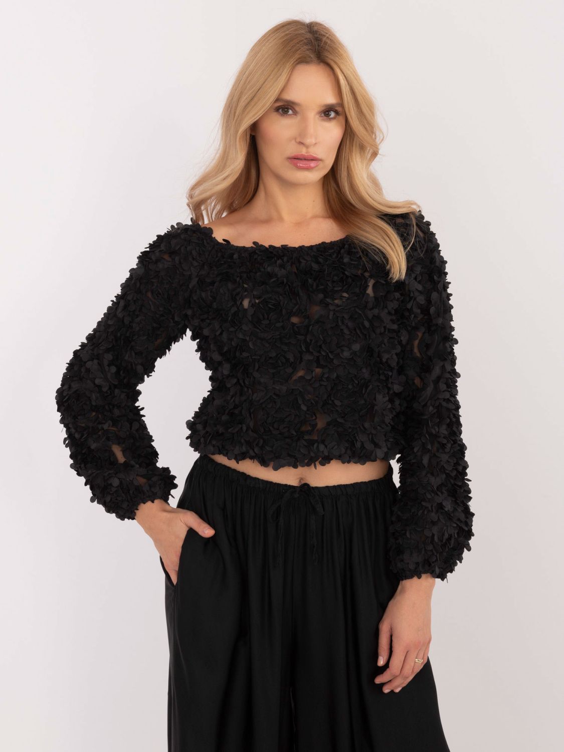 Elegantná čierna blúzka s dlhým rukávom