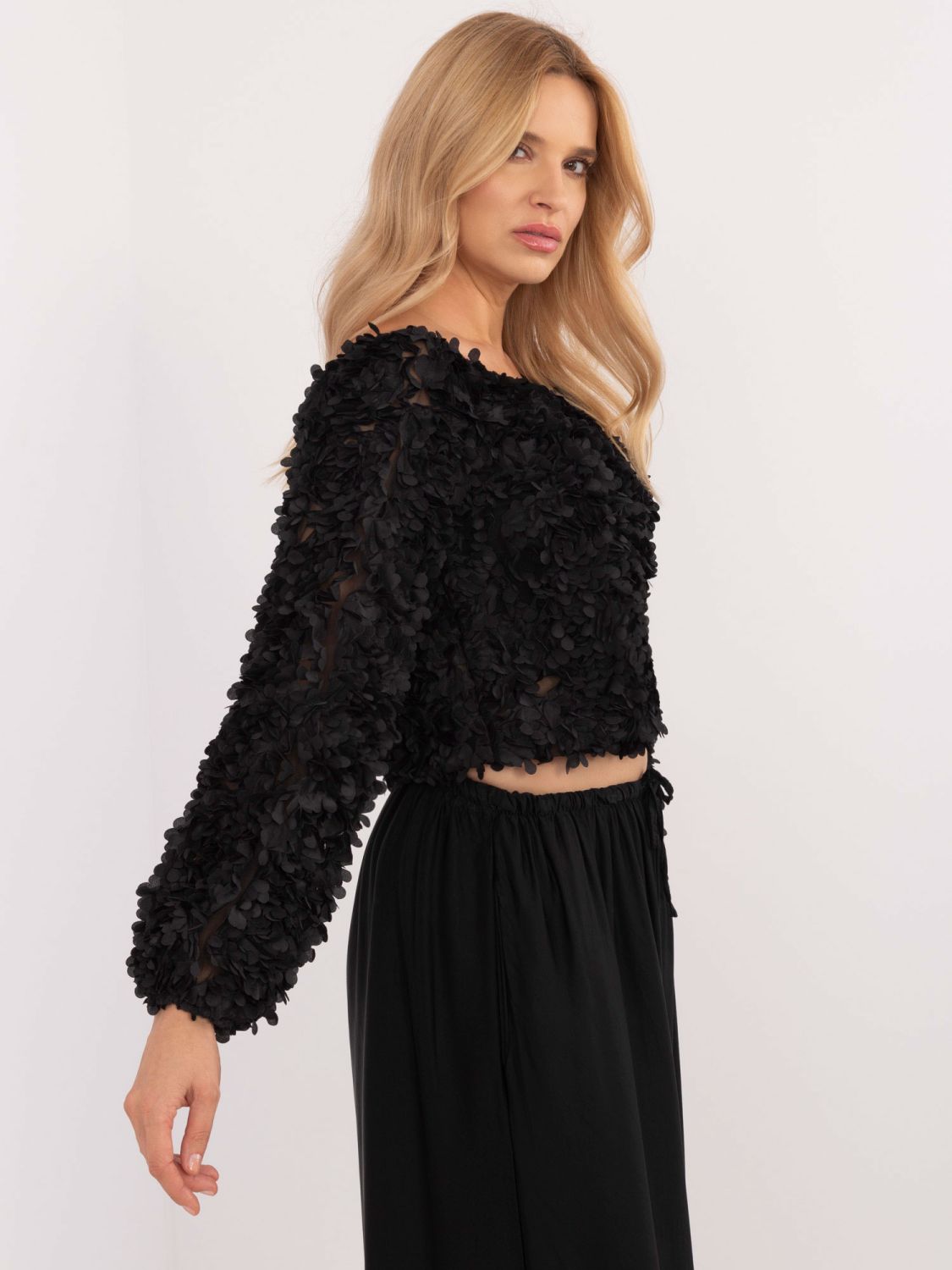 Elegantná čierna blúzka s dlhým rukávom