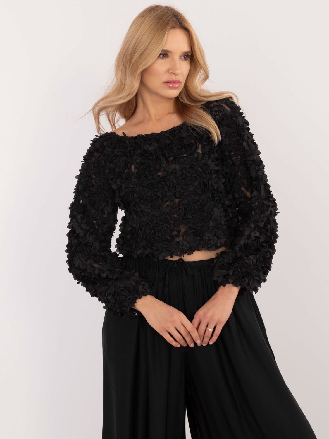 Elegantná čierna blúzka s dlhým rukávom