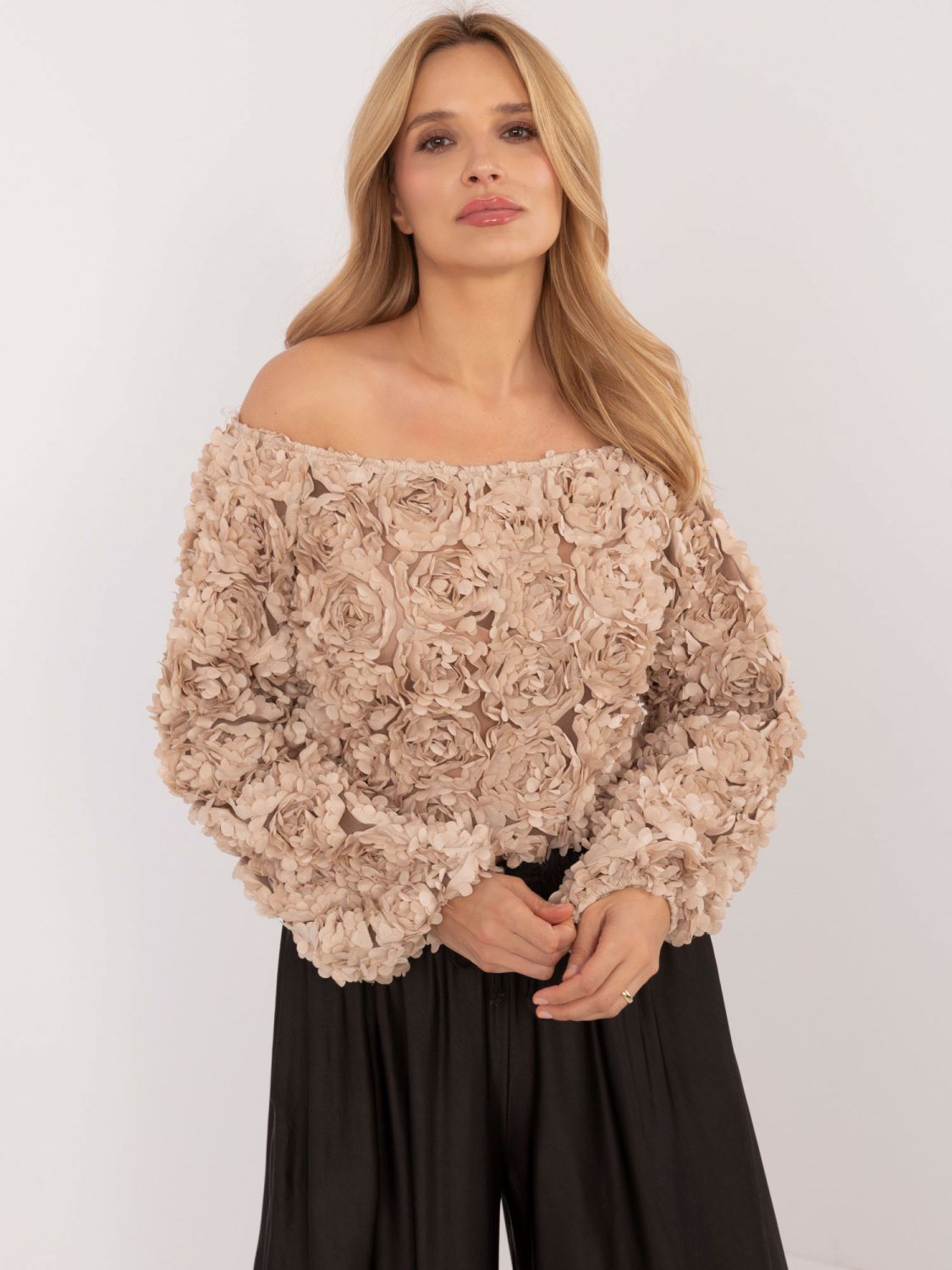Elegantná béžová blúzka s dlhým rukávom
