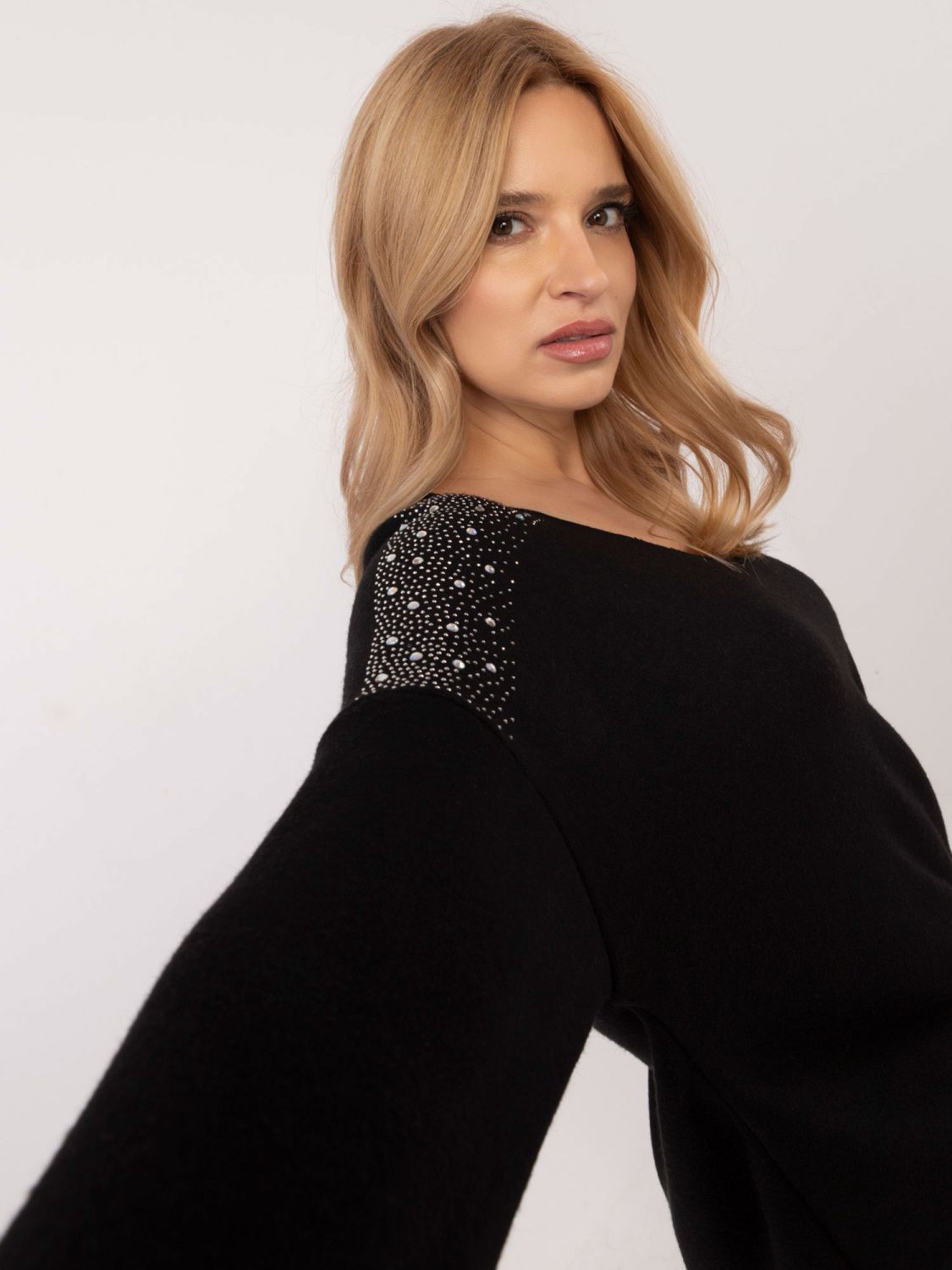Elegantný čierny pulóver s aplikáciou