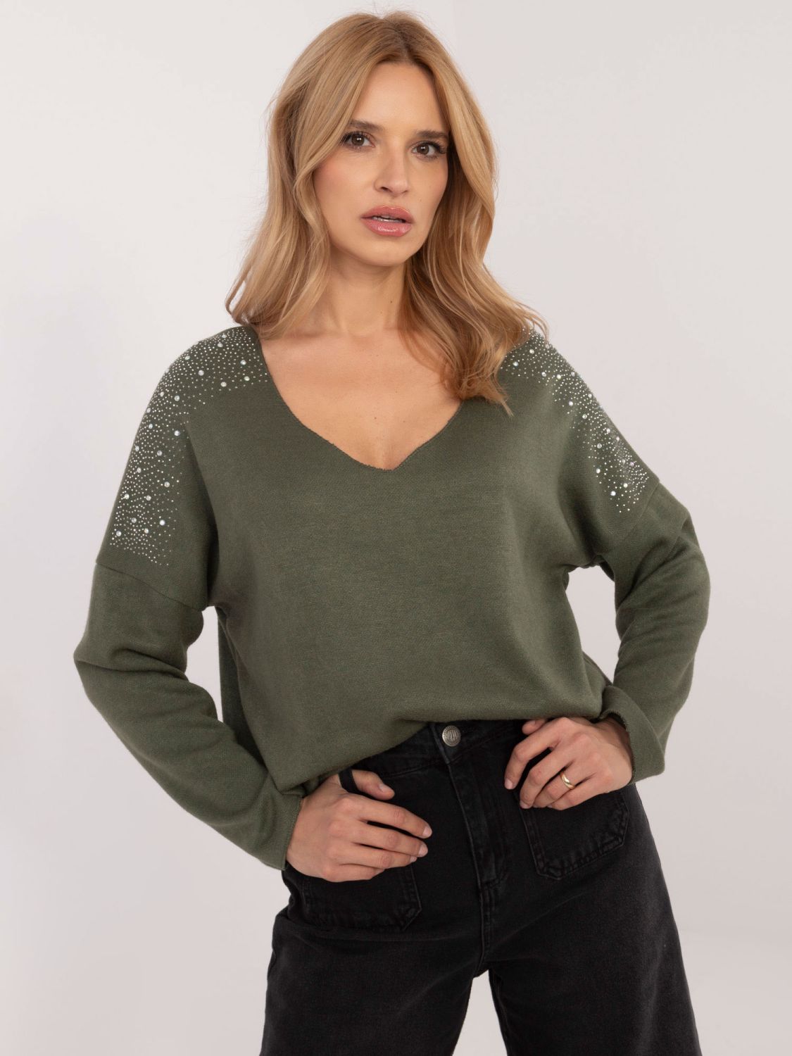 Elegantný khaki pulóver s aplikáciou