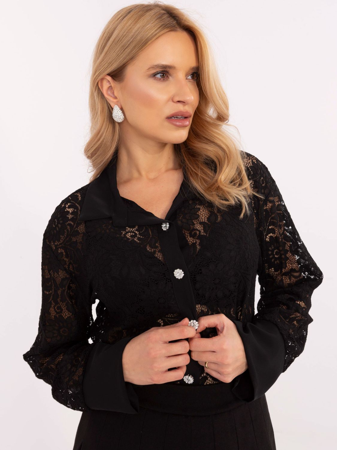 Elegantná čierna blúzka s čipkou