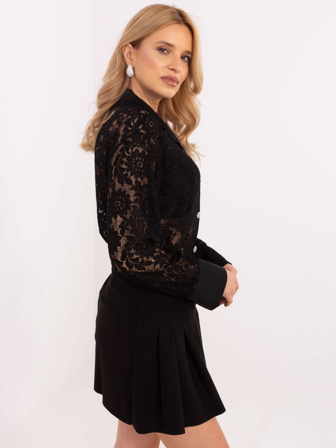Elegantná čierna blúzka s čipkou