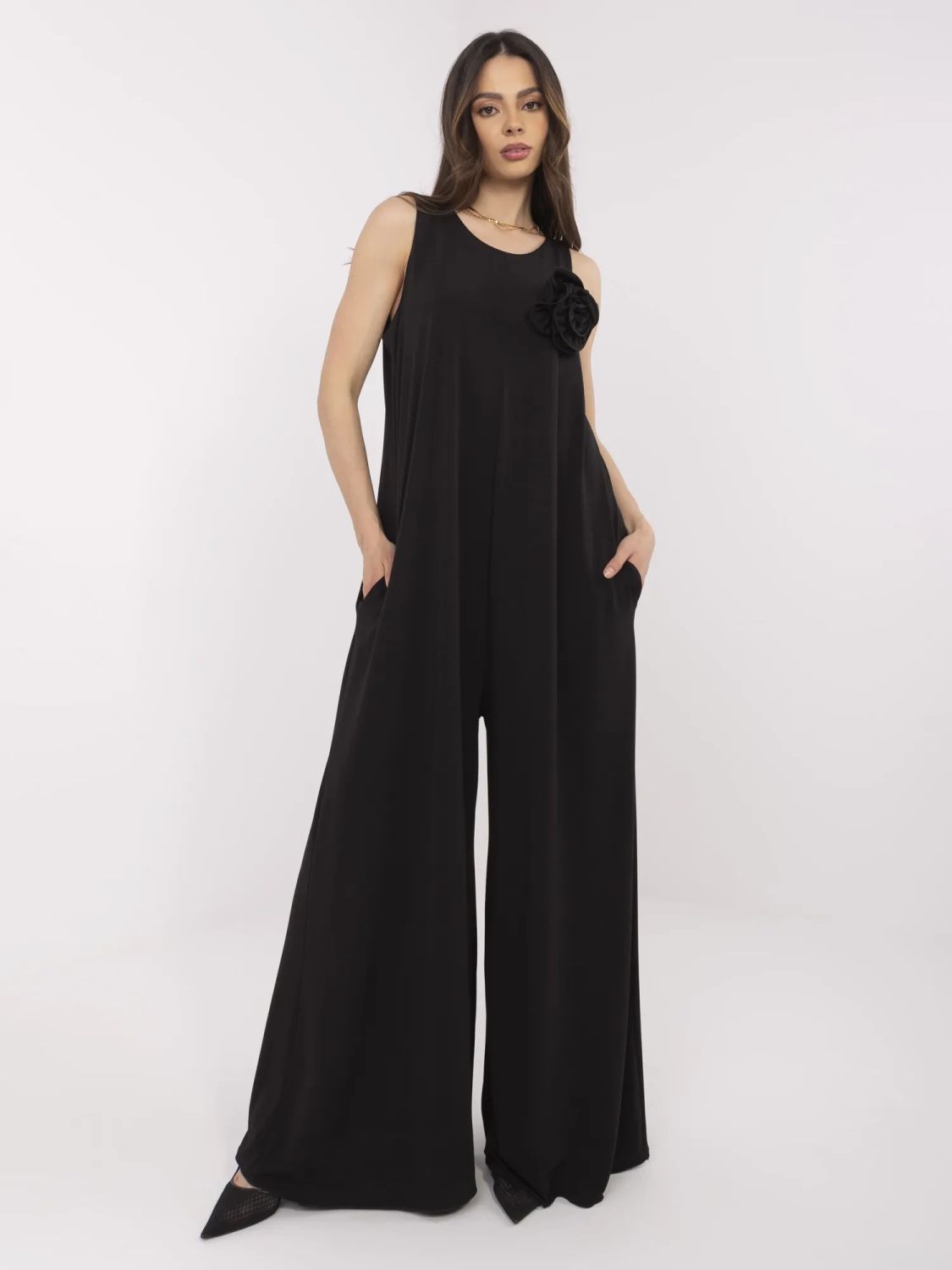 Elegantný čierny overal