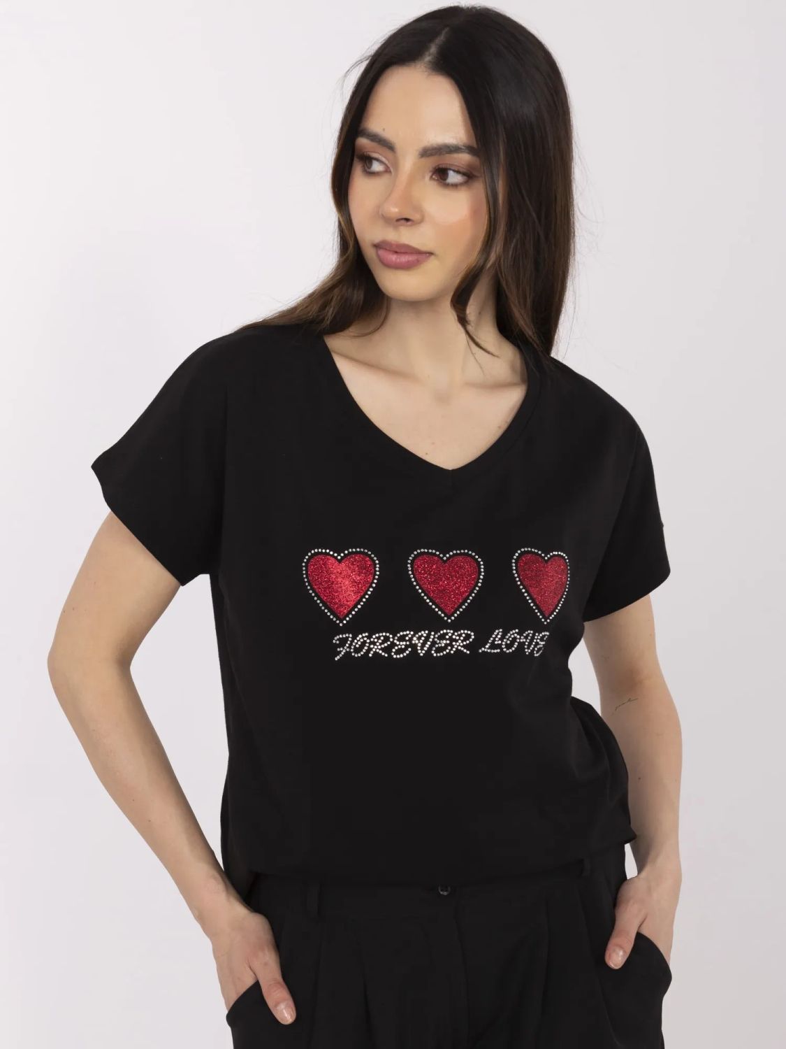 Štýlové čierne tričko s aplikáciou