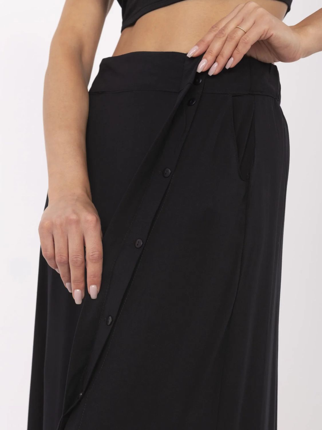 Elegantná čierna midi sukňa
