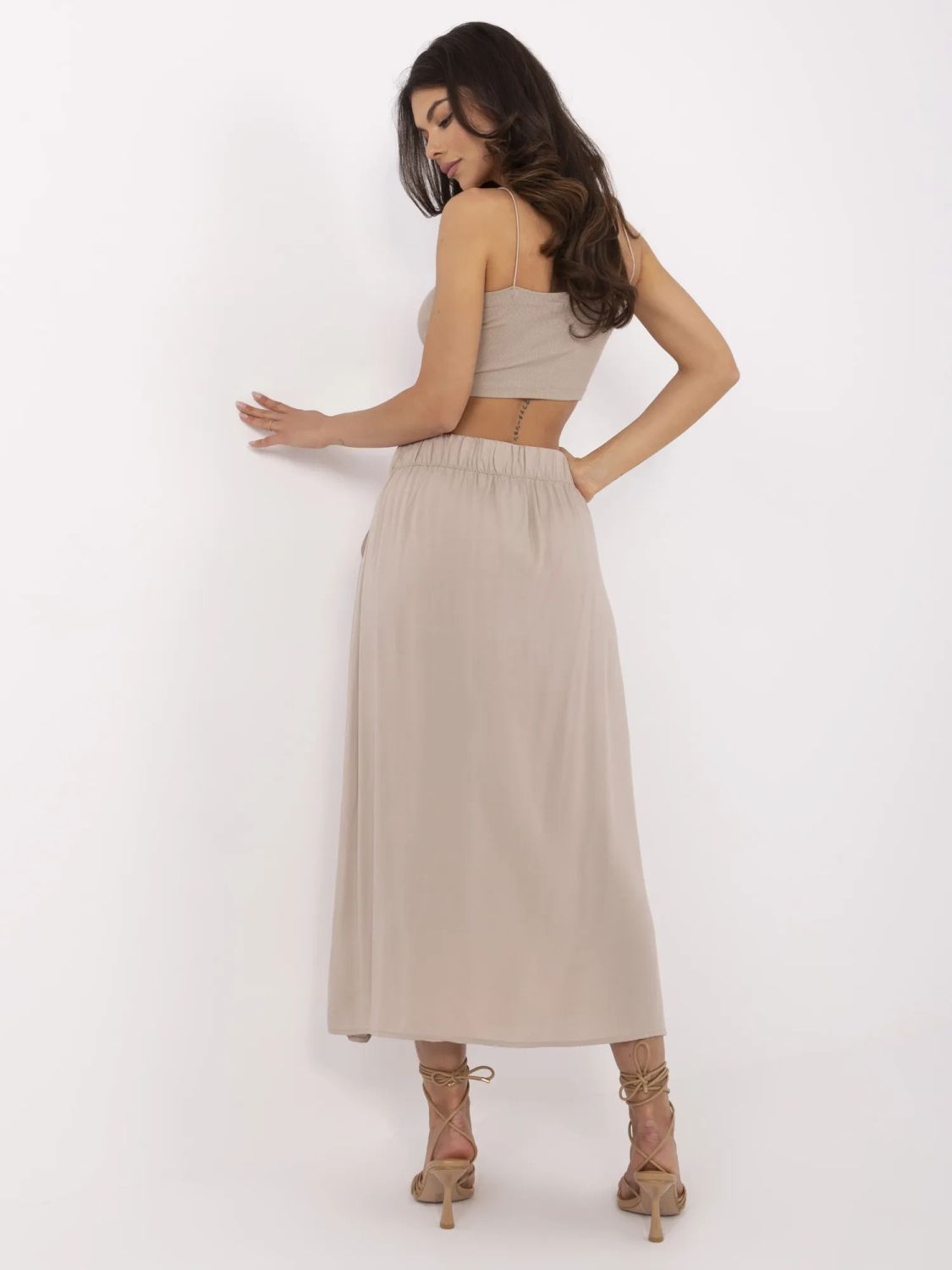 Elegantná midi sukňa v béžovej farbe