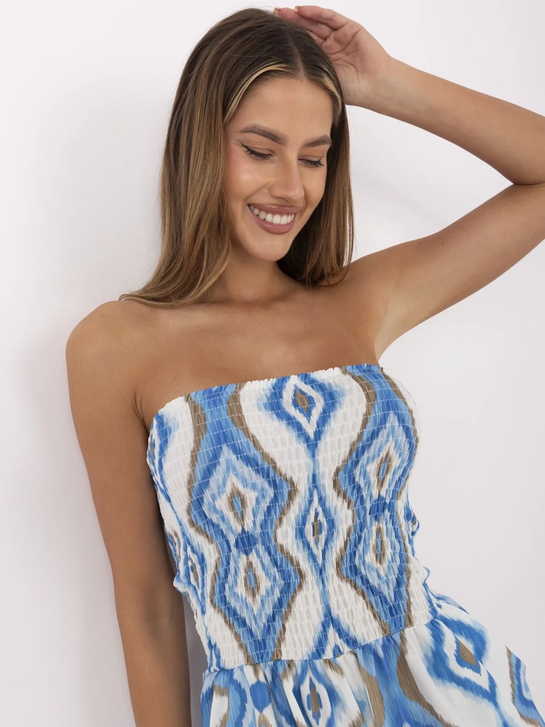 Bielo-modrý overal s geometrickým vzorom