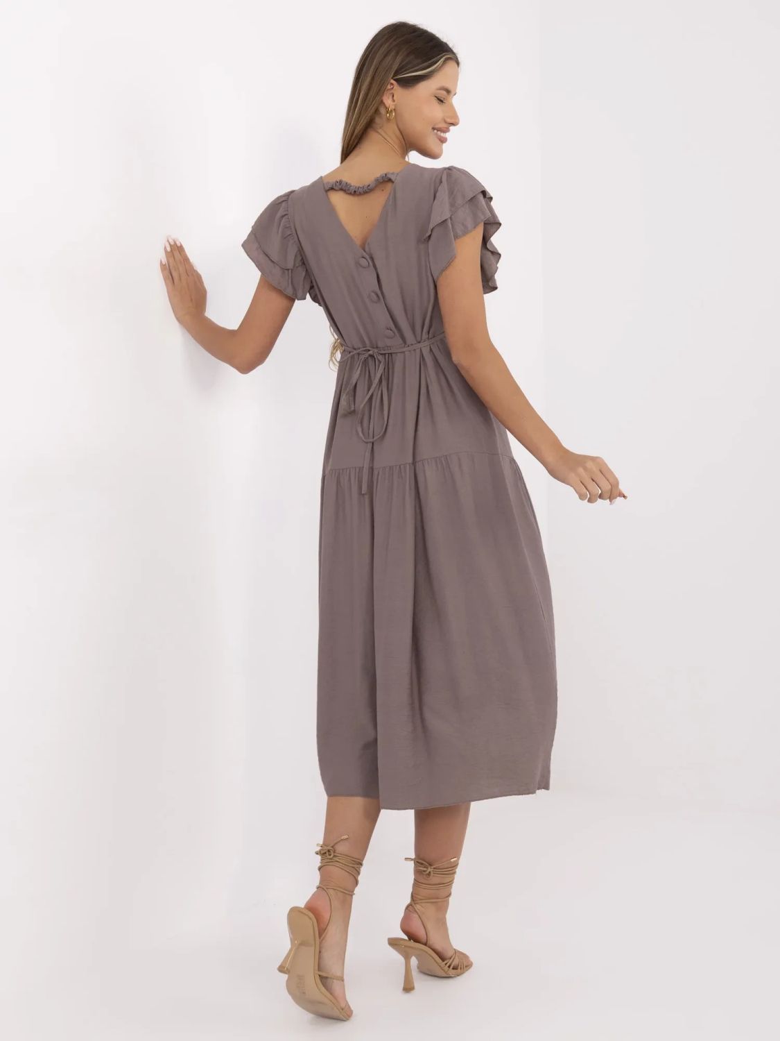 Letné midi šaty s volánmi v tmavobéžovej