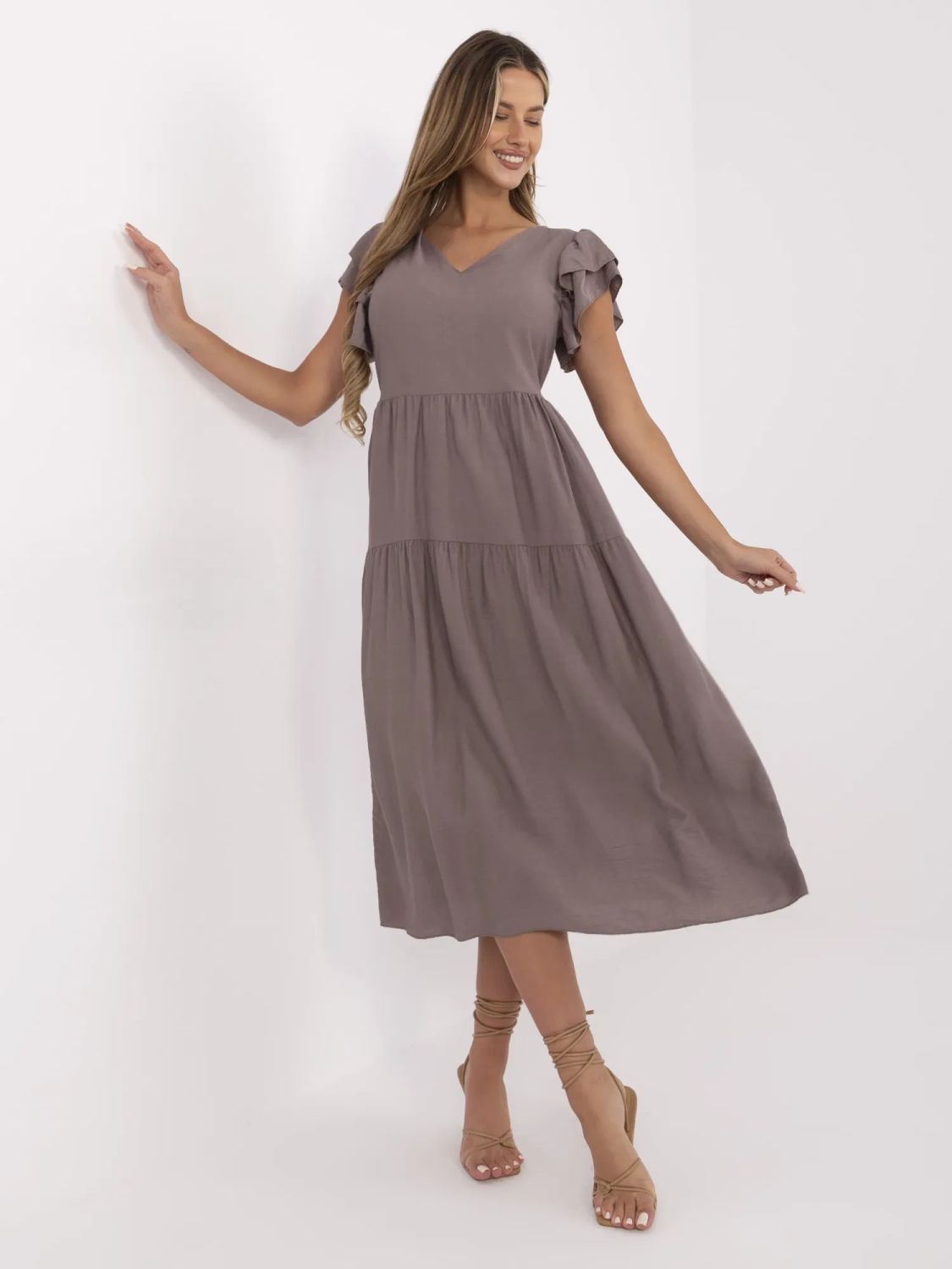 Letné midi šaty s volánmi v tmavobéžovej