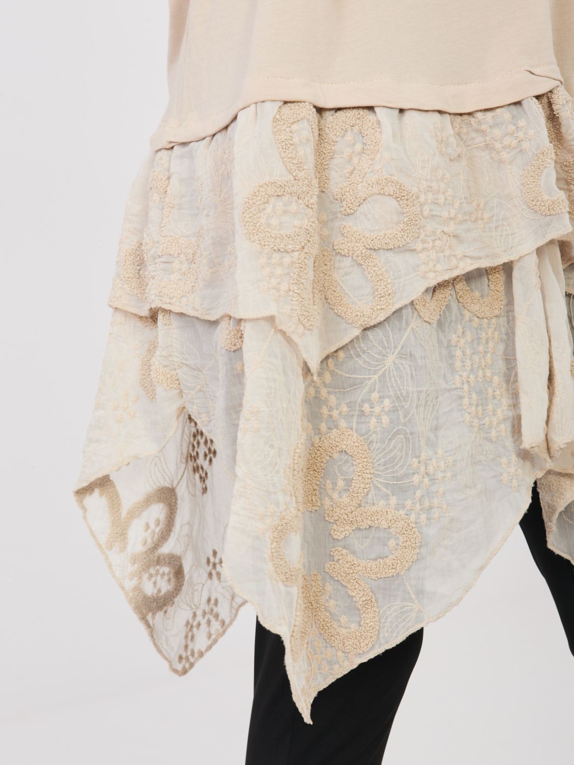 Béžová bavlnená blúzka s krátkym rukávom a volánom