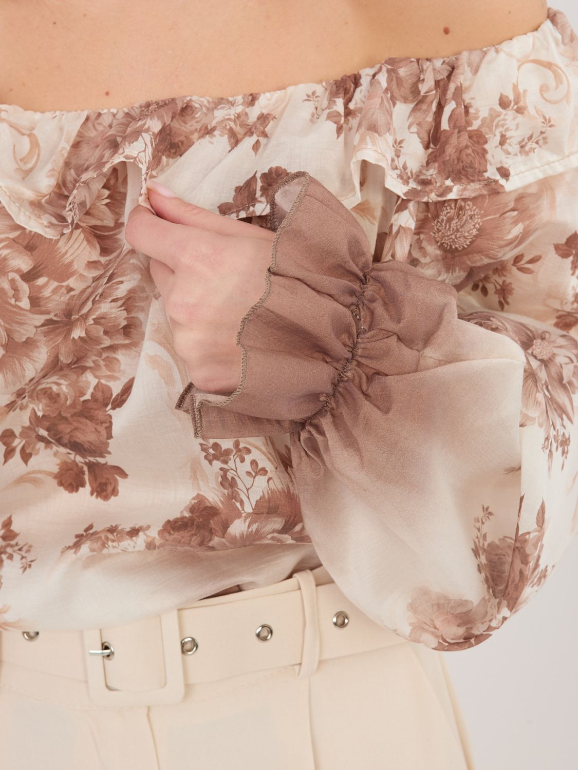 Béžová blúzka s kvetinovým vzorom a odhalenými ramenami