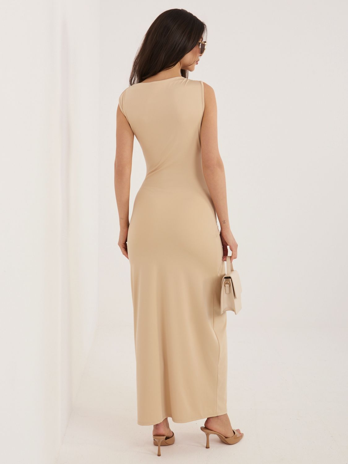 Béžové midi puzdrové šaty bez rukávov