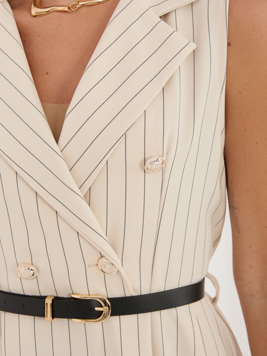 Béžové rozšírené midi šaty s pásikom a golierom