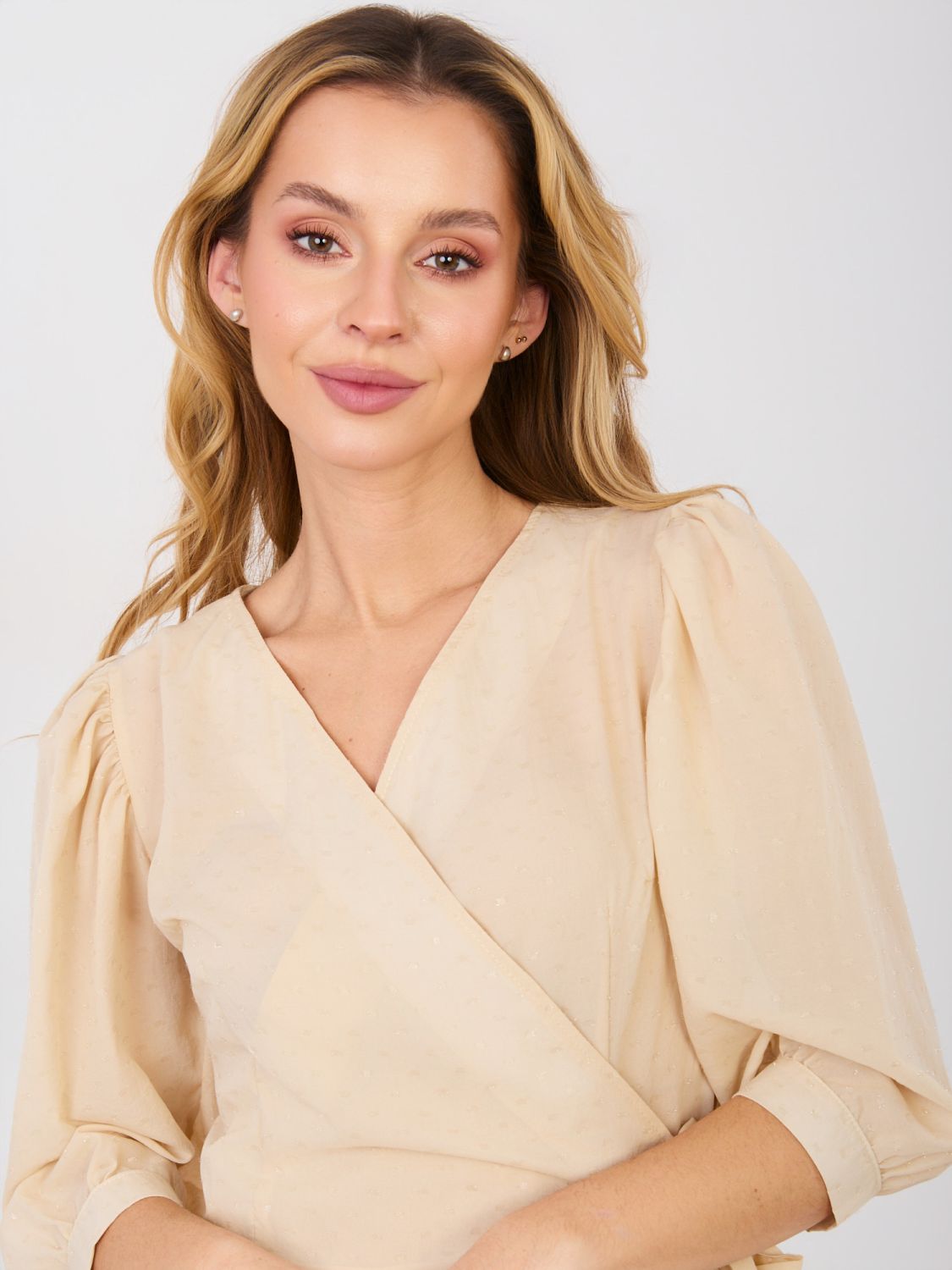 Béžové zavinovacie koktejlové šaty s aplikáciou