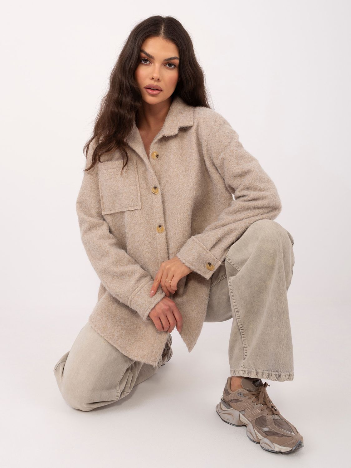 Béžová prechodná bunda s golierom