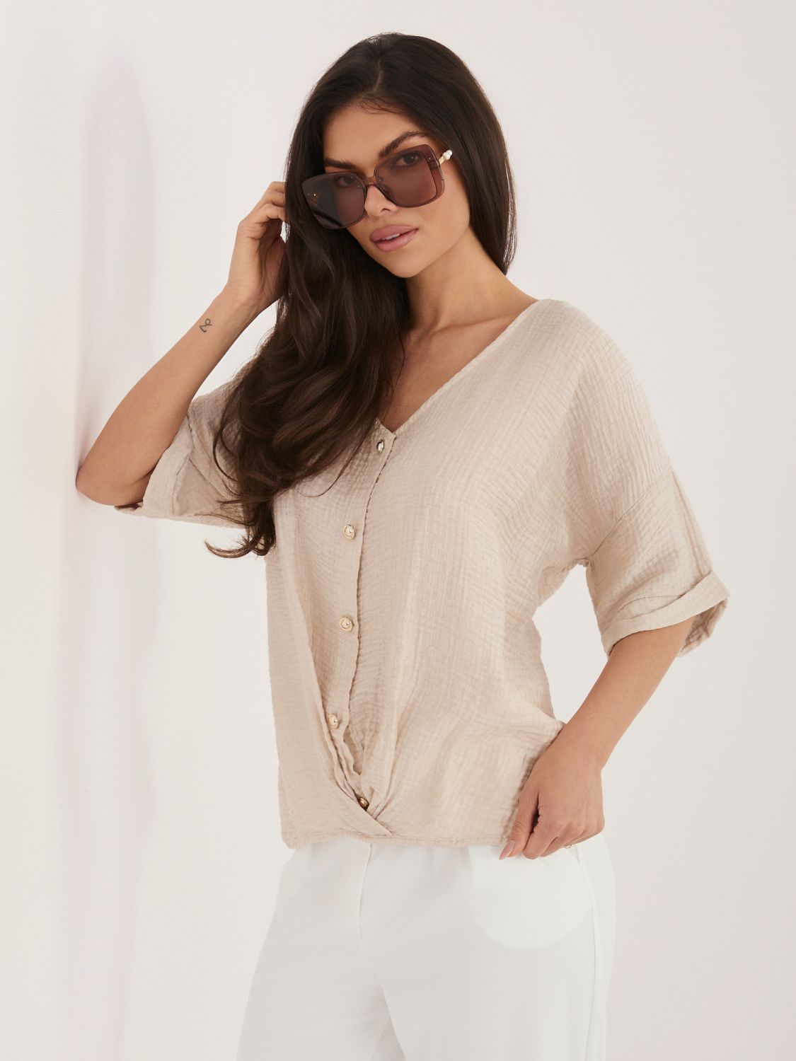 Béžová blúzka s V-výstrihom a textúrovaným materiálom