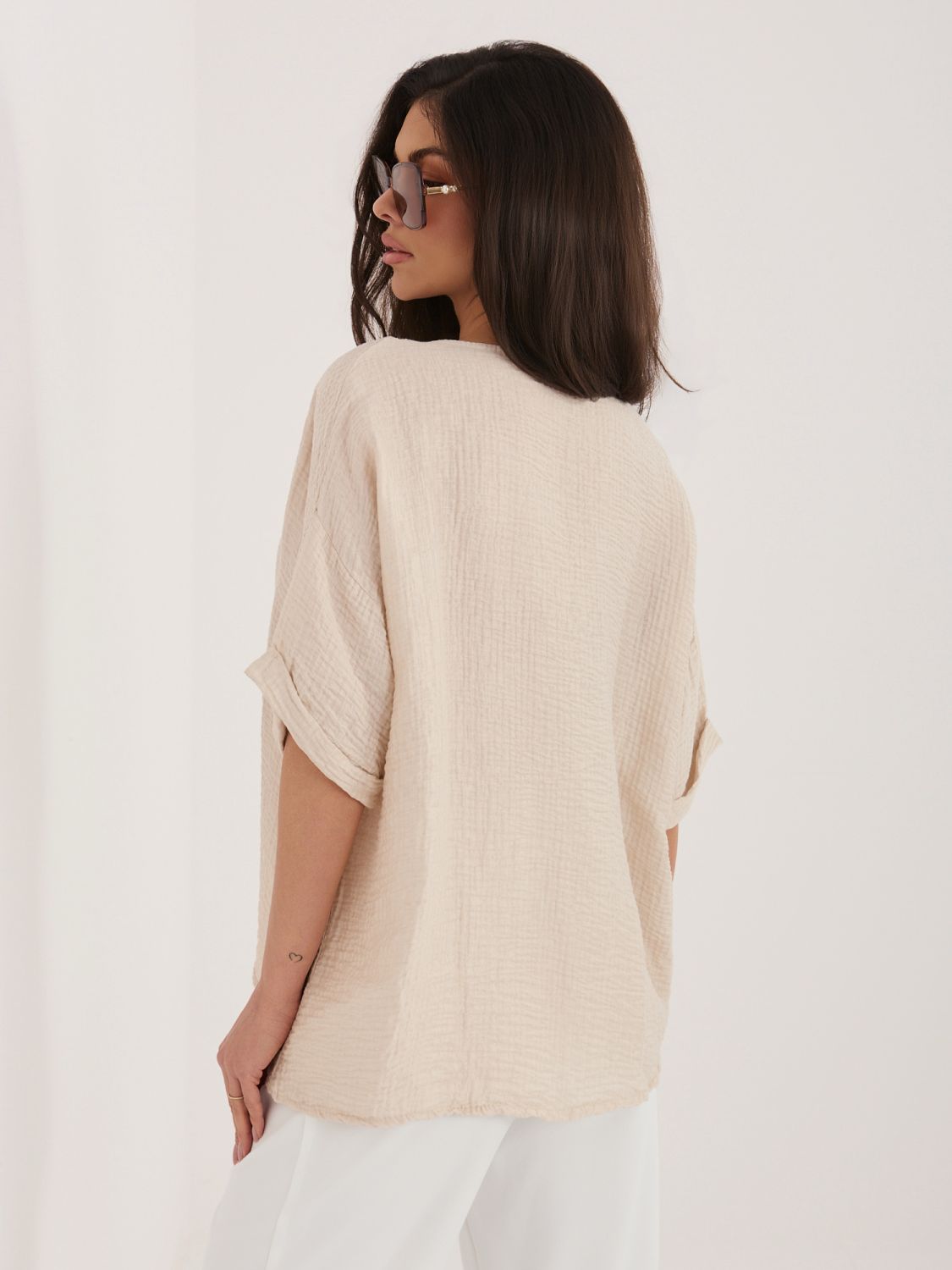 Béžová blúzka s V-výstrihom a textúrovaným materiálom