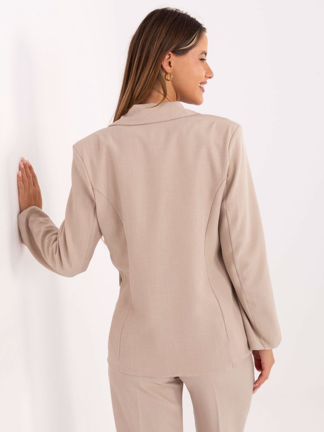 Elegantné béžové sako s brošňou a podšívkou