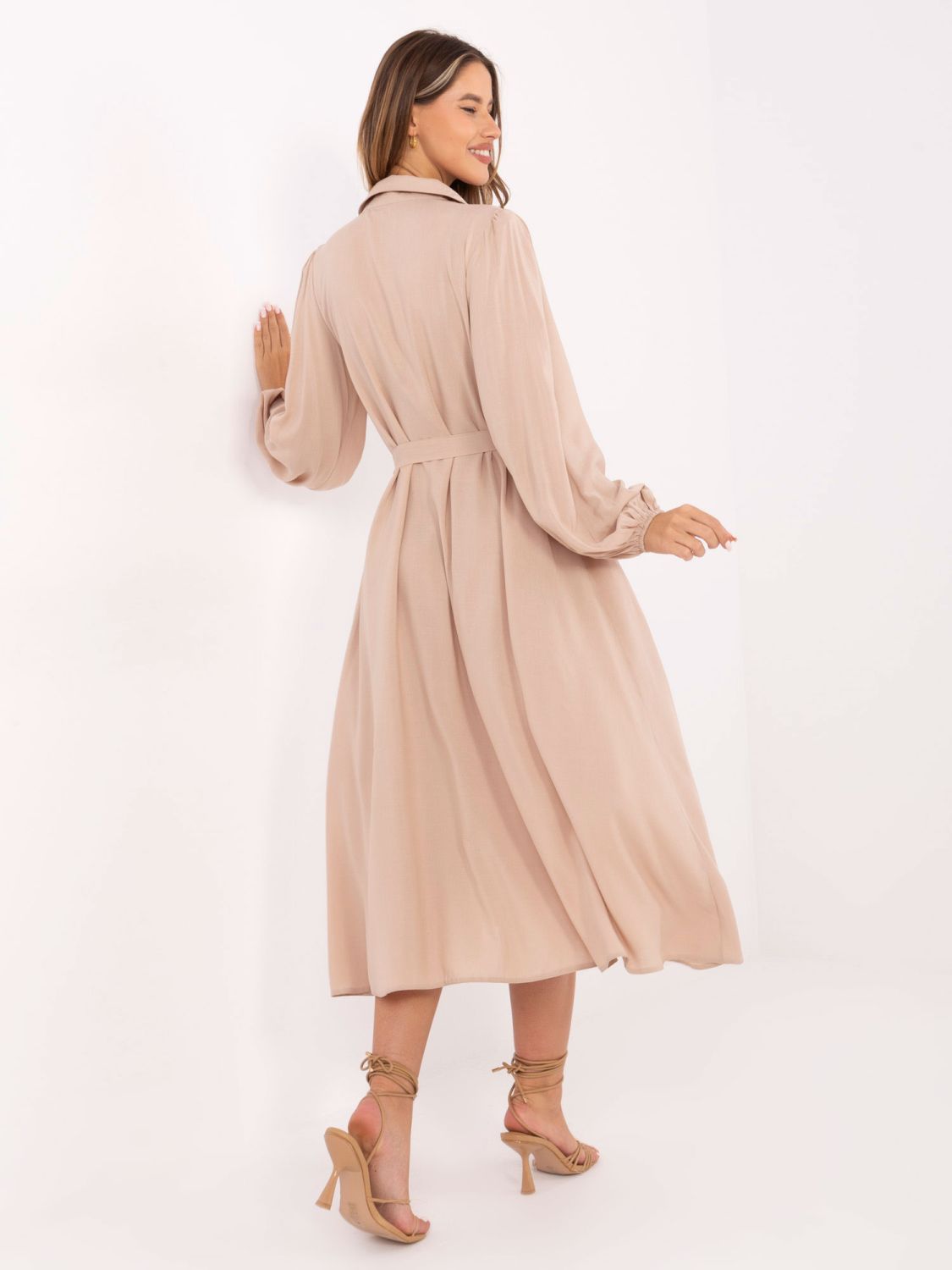 Elegantné béžové midi šaty s dlhým rukávom