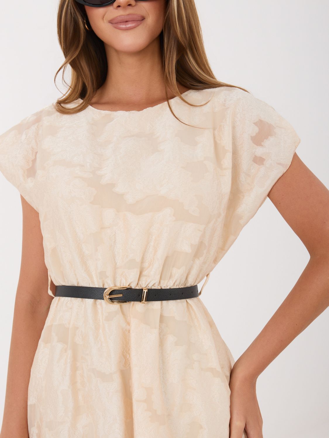 Béžové rozšírené midi šaty s opaskom