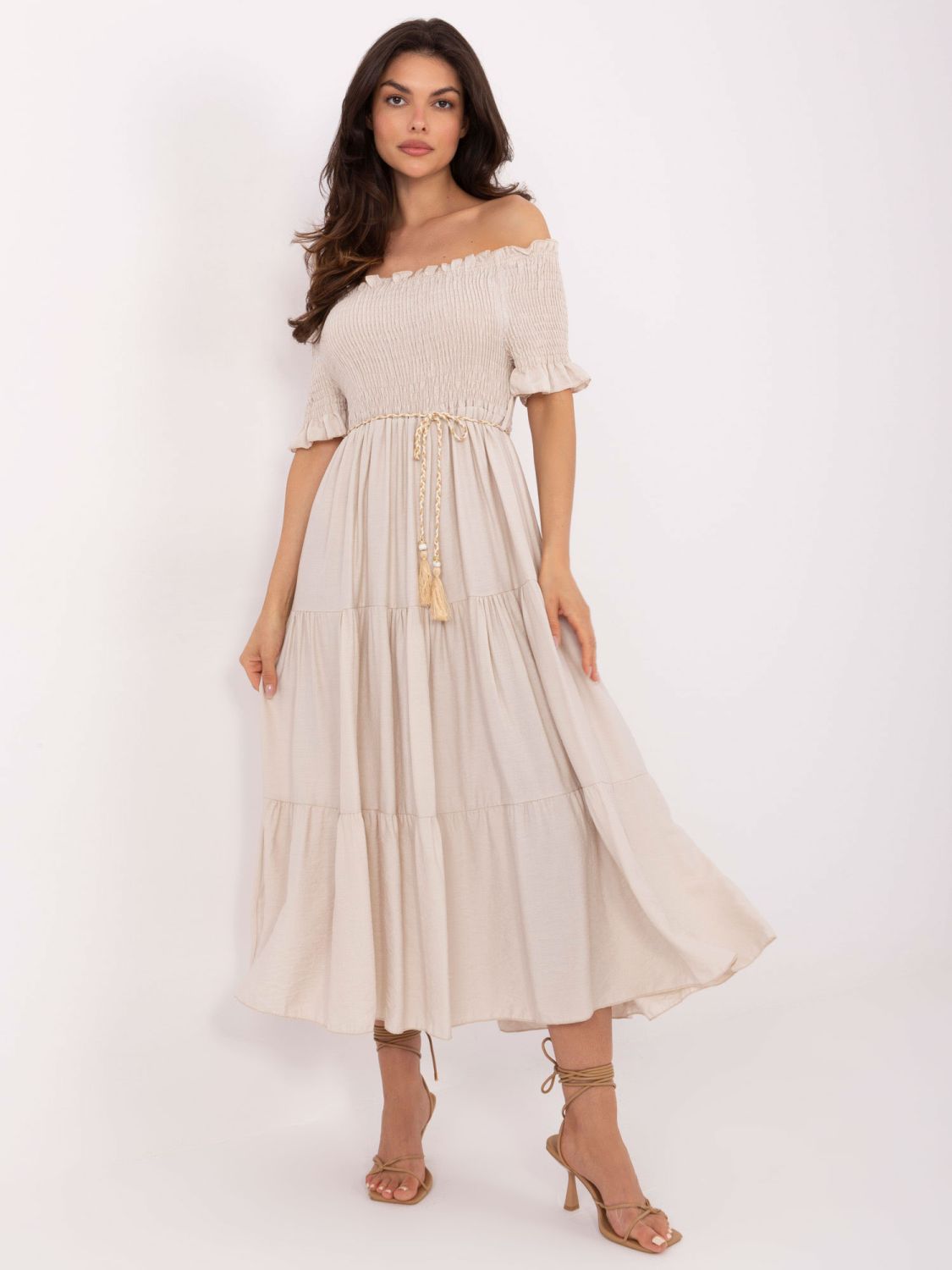 Svetlobéžové letné midi šaty s off-shoulder strihom