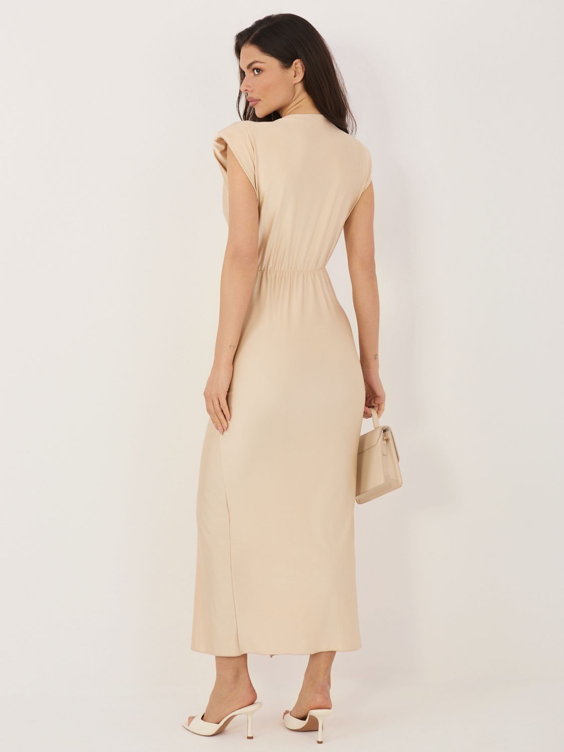 Béžové elegantné midi šaty s prekladaným výstrihom a riasením