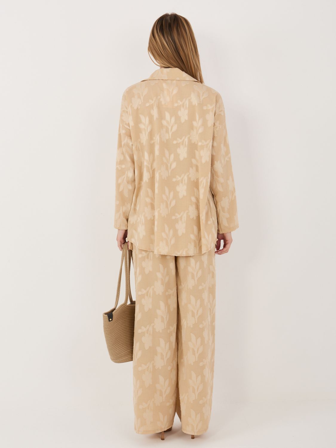 Béžová súprava s košeľou a nohavicami