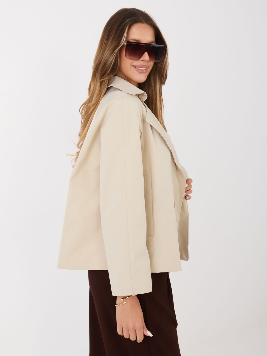 Krátky béžový prechodný kabát s podšívkou