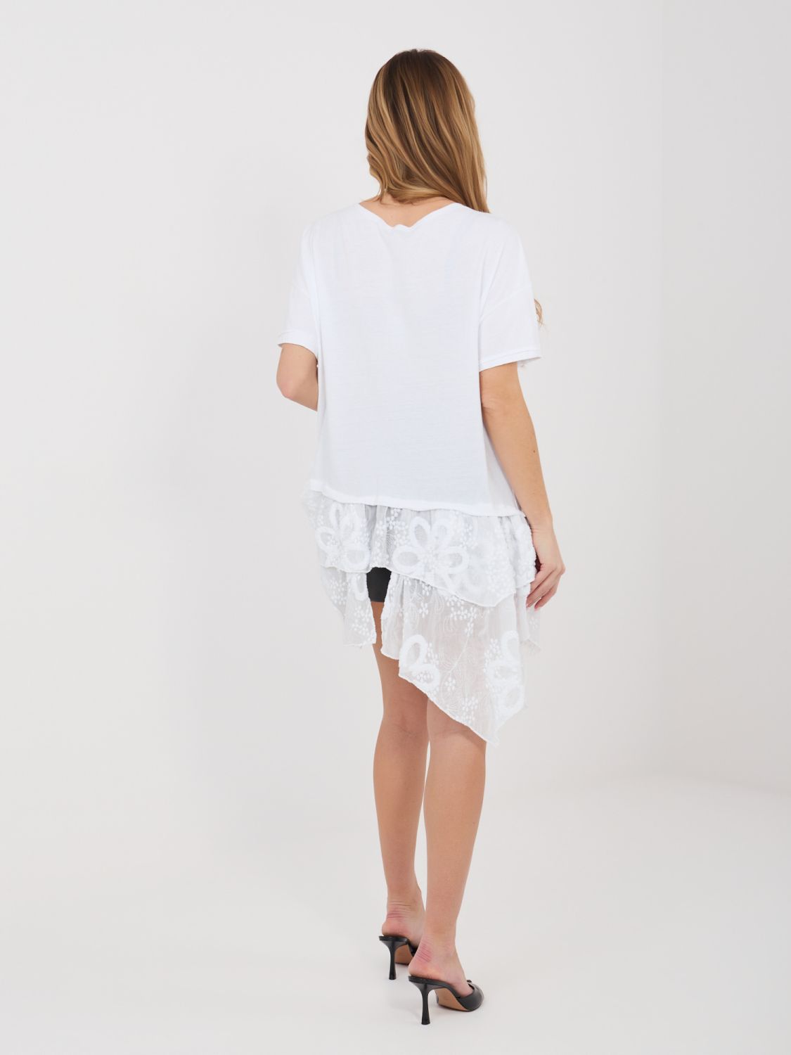 Biela bavlnená blúzka s krátkym rukávom a volánom