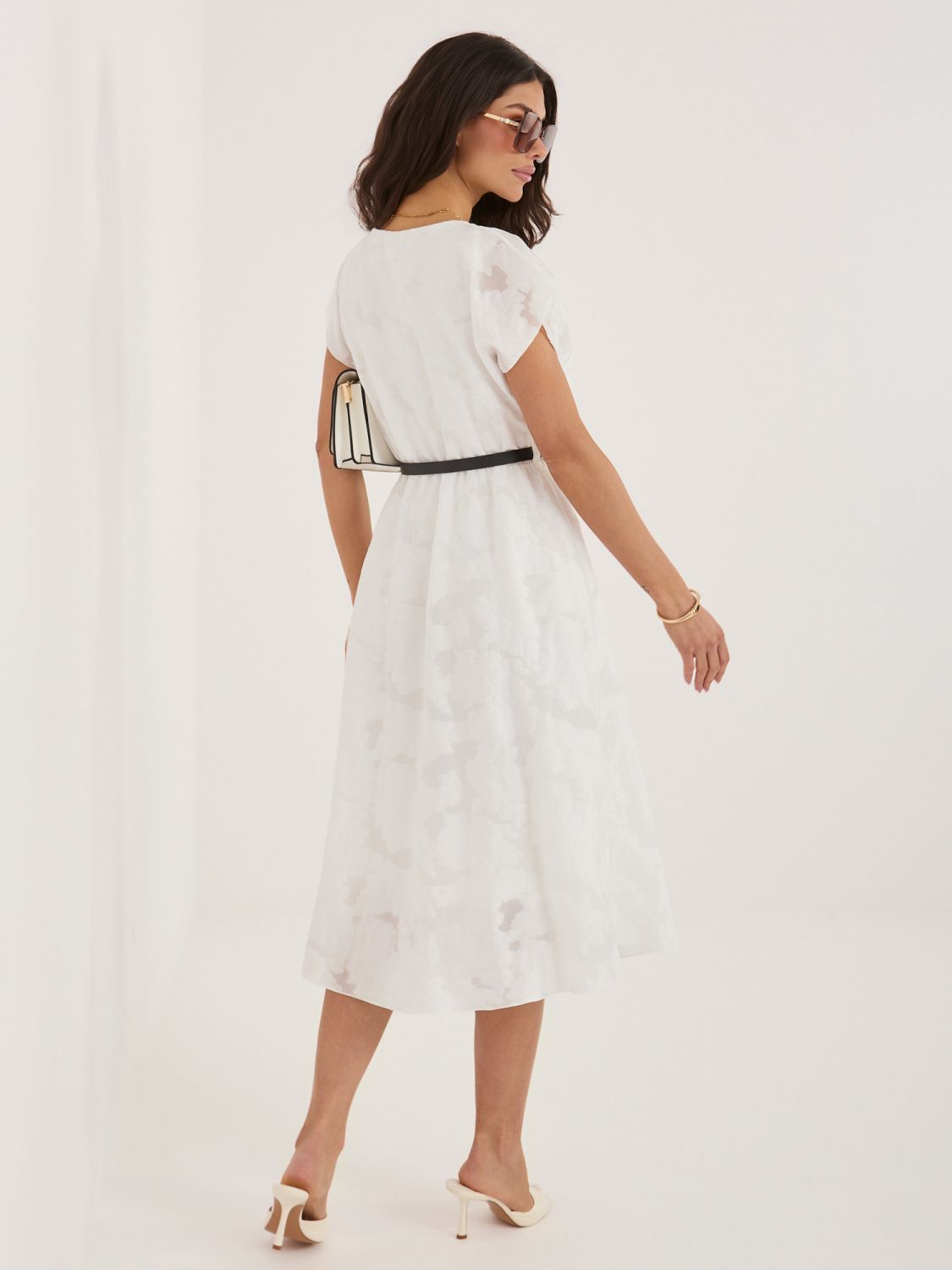 Biele elegantné midi šaty s opaskom