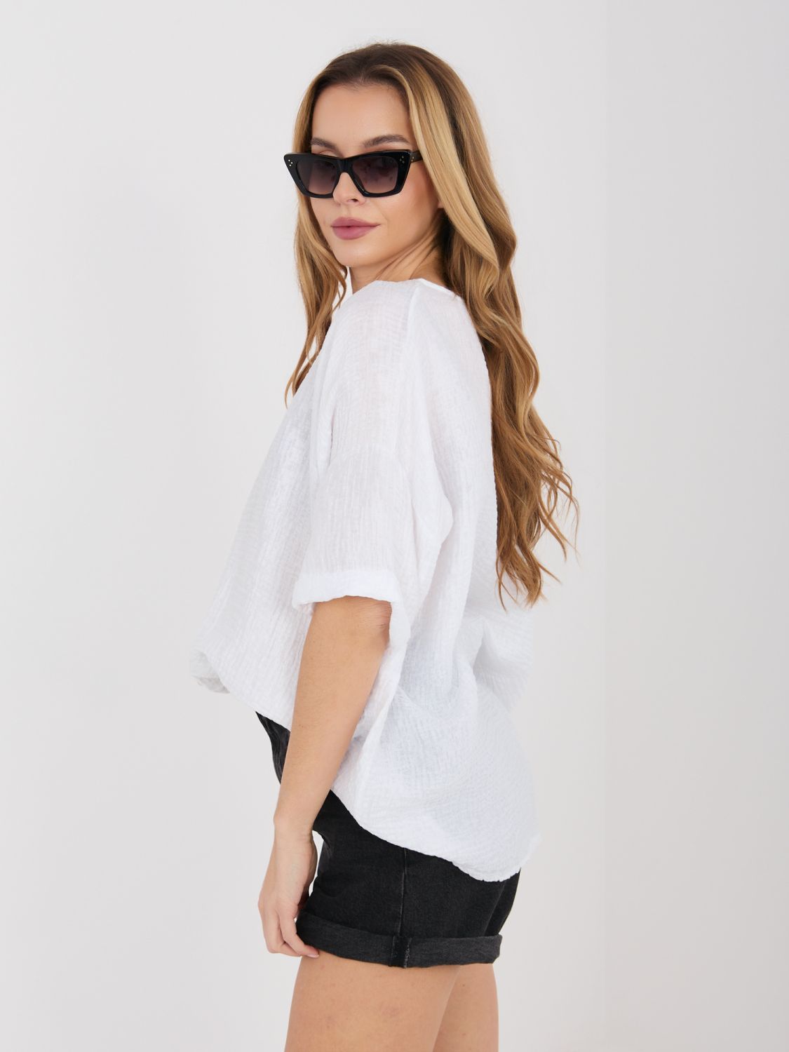 Biela blúzka s V-výstrihom a textúrovaným materiálom