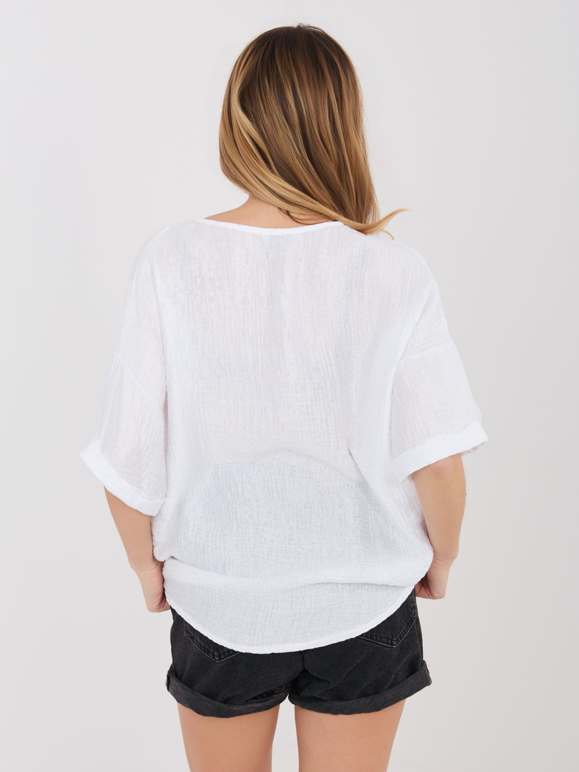 Biela blúzka s V-výstrihom a textúrovaným materiálom