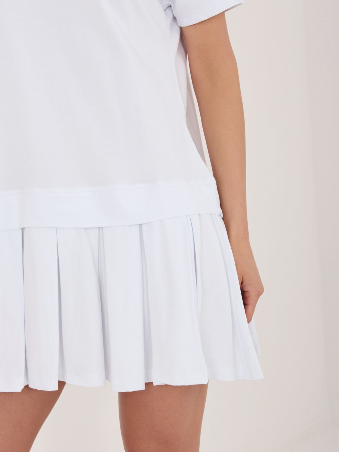 Biele rozšírené mini šaty s krátkym rukávom