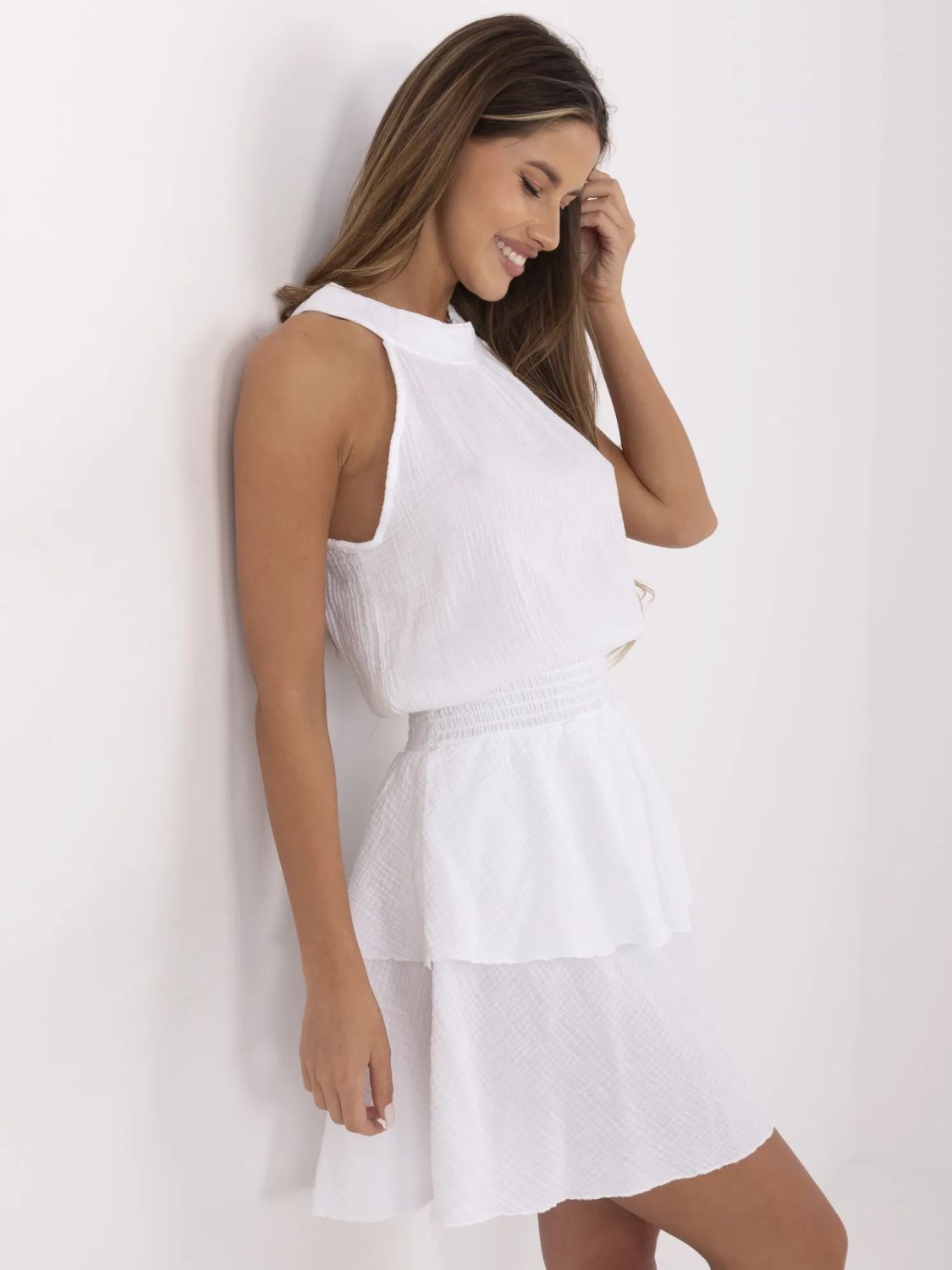 Biele minišaty s volánom a viazaním