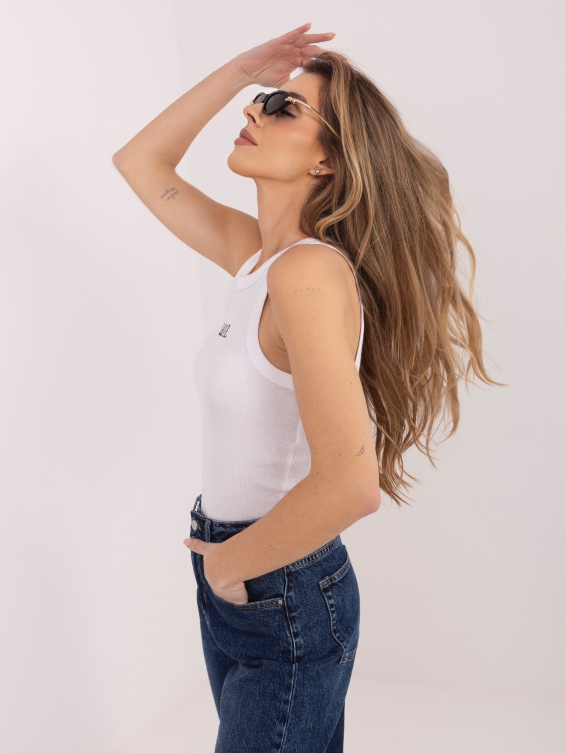 Biely bavlnený top s výšivkou a nápisom