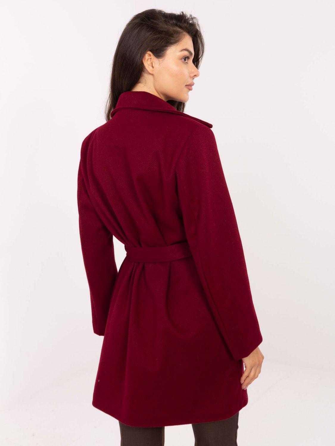 Elegantný prechodný kabát v bordovej farbe