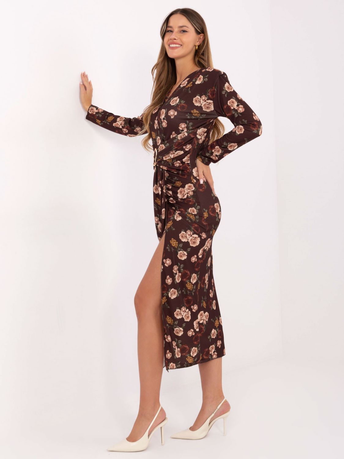 Hnedé kvetované midi šaty s prekladaným výstrihom