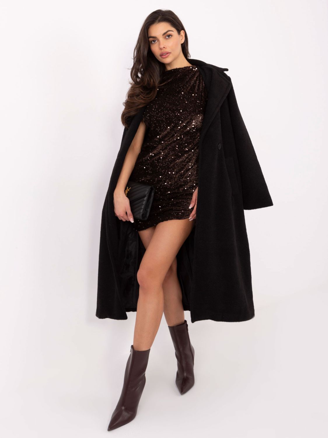 Hnedé mini koktejlové šaty s flitrovou aplikáciou