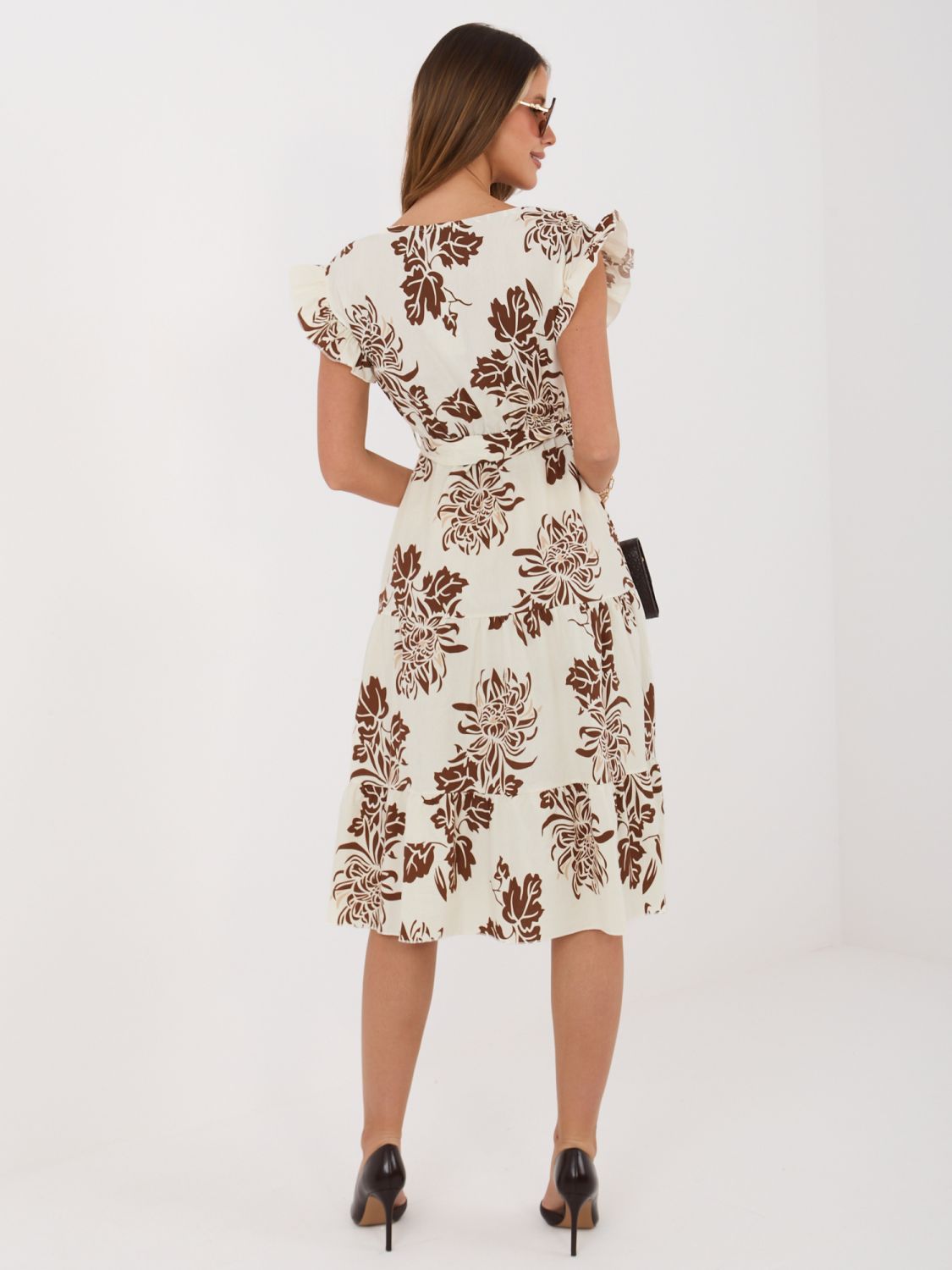 Hnedé rozšírené midi šaty s opaskom a volánom