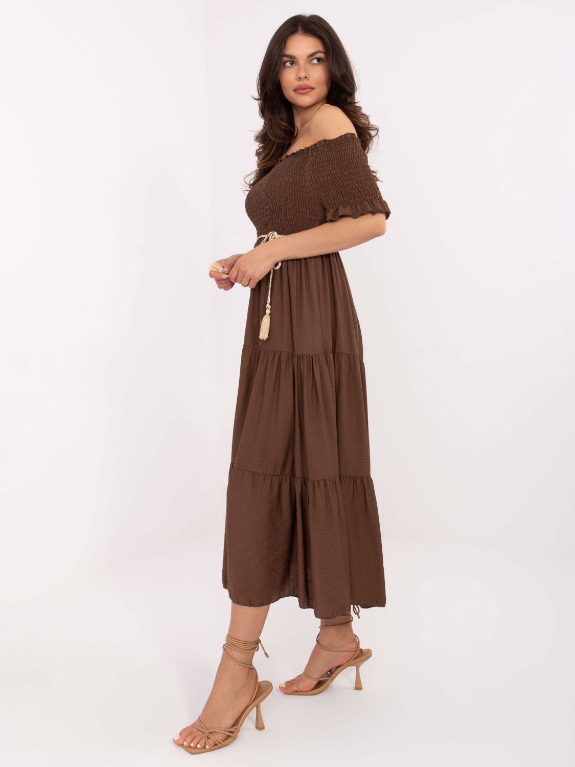 Hnedé letné midi šaty s off-shoulder strihom