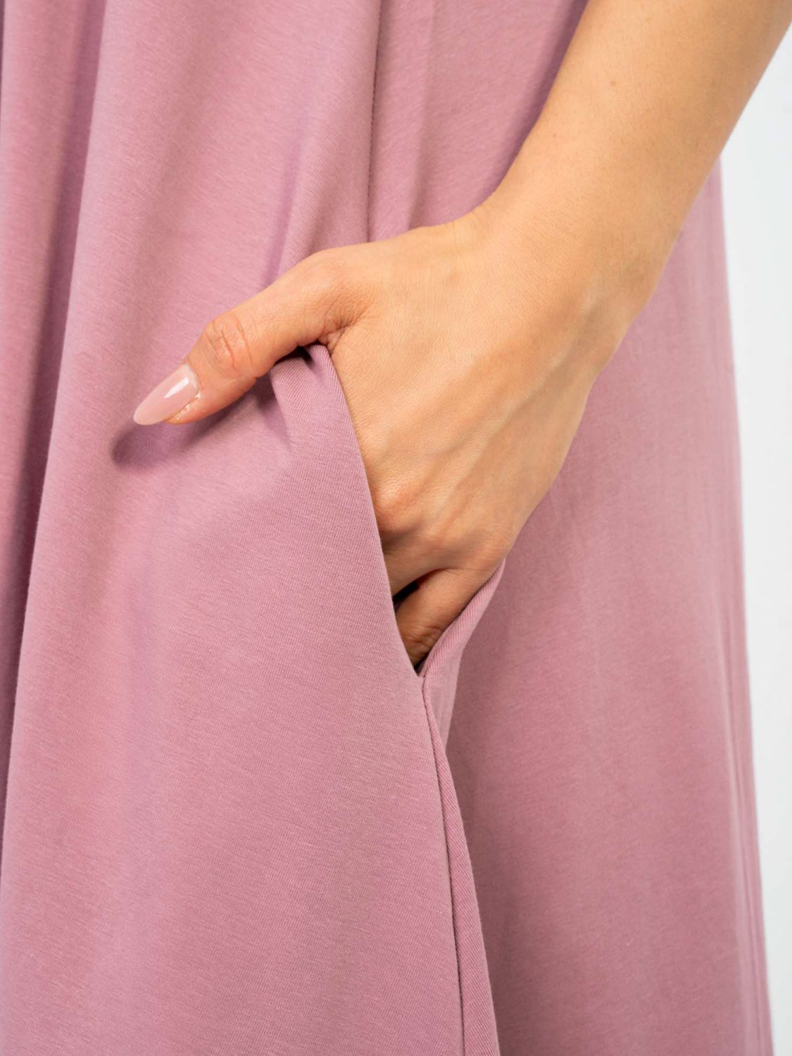 Maxi letné šaty s V výstrihom a vreckami, tmavoružové