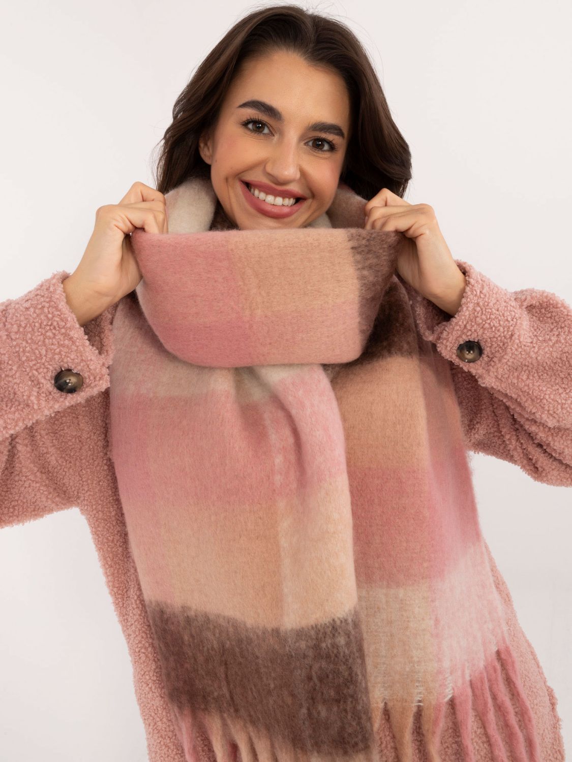 Elegantný šál v tmavo ružovej farbe